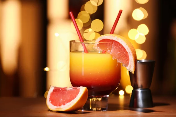 Ein Glas Leckeren Tequila Sunrise Grapefruitscheiben Und Maßbecher Auf Dem — Stockfoto