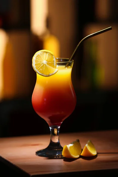 Glas Lekkere Tequila Sunrise Met Citroenschijfje Tafel — Stockfoto