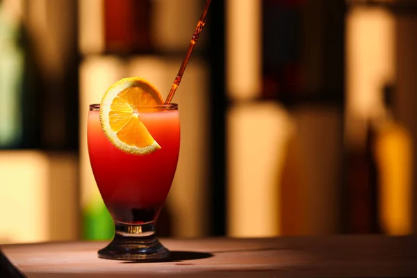 Glas Välsmakande Tequila Soluppgång Med Orange Skiva Bordet — Stockfoto