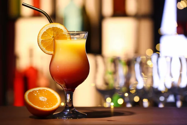 Szklanka Smacznej Tequili Wschód Słońca Dojrzała Pomarańcza Stole Barze — Zdjęcie stockowe