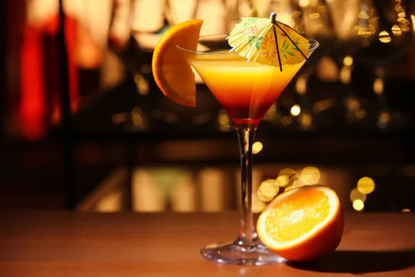 Copa Sabroso Tequila Sunrise Con Rebanada Naranja Paraguas Mesa Bar —  Fotos de Stock