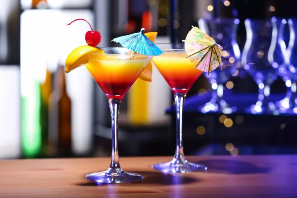 Óculos Saborosa Tequila Sunrise Com Guarda Chuvas Mesa Bar — Fotografia de Stock