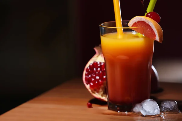 Egy Pohár Ízletes Tequila Sunrise Jégkockák Asztalon Sötét Háttér — Stock Fotó