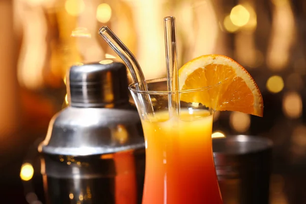 Glas Välsmakande Tequila Soluppgång Med Apelsinskiva Och Shaker Närbild — Stockfoto