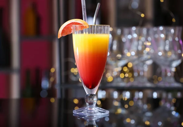 Egy Pohár Ízletes Tequila Sunrise Grépfrútszelet Asztalon Bárban — Stock Fotó