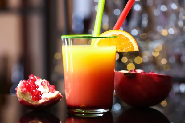 Ein Glas Leckeren Tequila Sunrise Und Granatapfel Auf Dem Tisch — Stockfoto