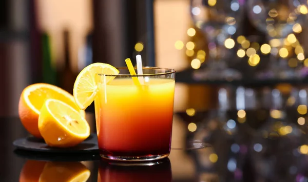 Egy Pohár Ízletes Tequila Sunrise Citrusfélék Asztalon Bárban — Stock Fotó
