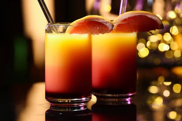Vaso Sabroso Tequila Sunrise Con Rodajas Pomelo Mesa — Foto de Stock