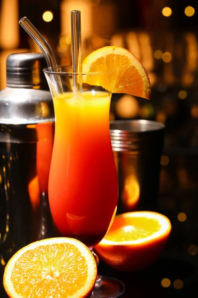 Glas Velsmagende Tequila Sunrise Moden Appelsin Shaker Bordet Bar Closeup - Stock-foto
