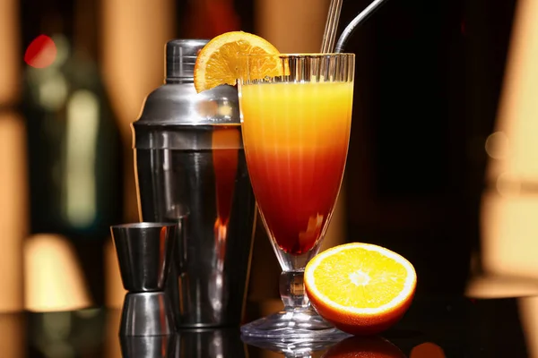 Copa Sabroso Tequila Sunrise Coctelera Jigger Doble Mesa Oscura Bar —  Fotos de Stock