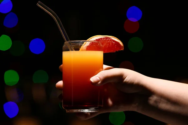 Frau Hält Glas Leckeren Tequila Sunrise Bar — Stockfoto
