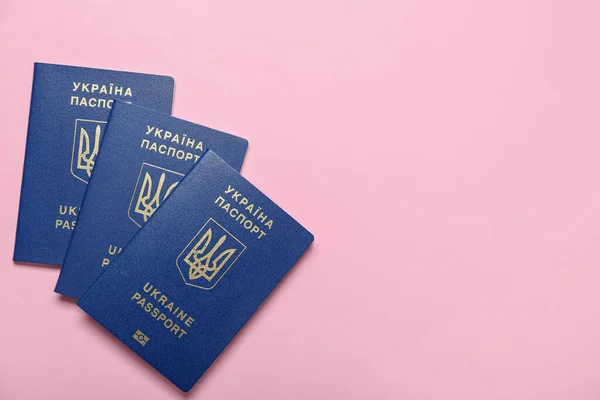 Українські Паспорти Рожевому Тлі — стокове фото