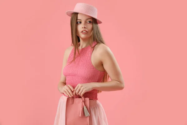 Jeune Femme Mode Chapeau Sur Fond Rose — Photo