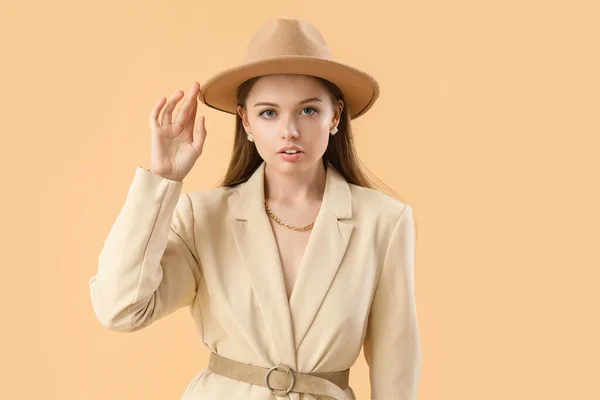 Mujer Joven Moda Chaqueta Elegante Sombrero Sobre Fondo Beige —  Fotos de Stock