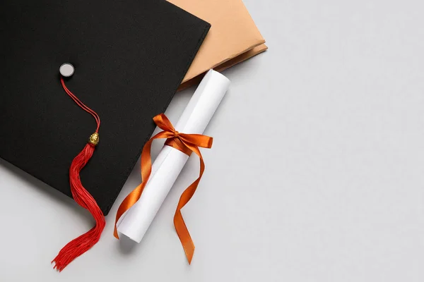 Kırmızı Kurdeleli Diploma Mezuniyet Şapkası Beyaz Arka Plan Kitabı — Stok fotoğraf