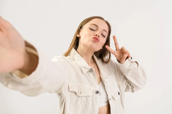 Δροσερό Νεαρή Γυναίκα Κομψά Ρούχα Λαμβάνοντας Selfie Στο Φως Φόντο — Φωτογραφία Αρχείου