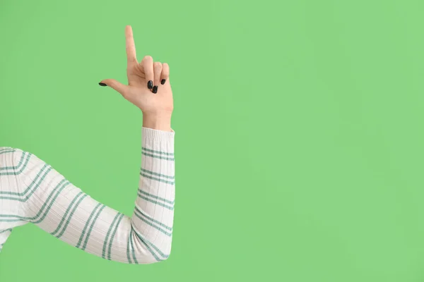 Frauenhand Zeigt Verlierergeste Auf Grünem Hintergrund — Stockfoto