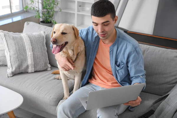 Jovem Com Cão Bonito Labrador Usando Laptop Sofá Casa — Fotografia de Stock