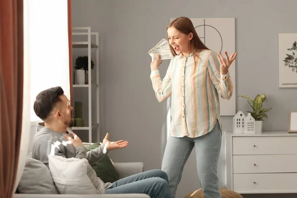 Wütende Junge Frau Mit Geld Die Ihren Mann Hause Anbrüllt — Stockfoto