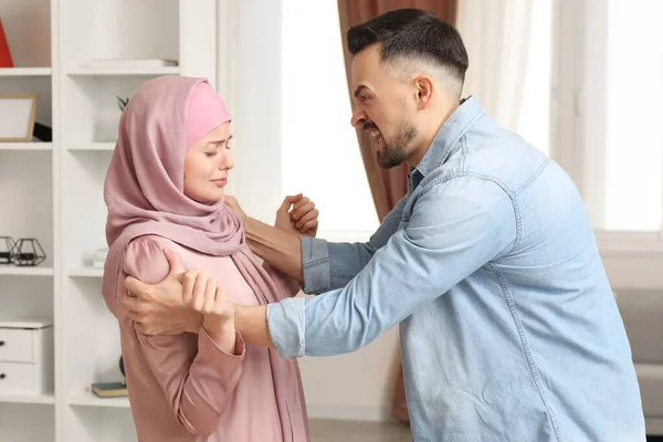 Wütender Muslimischer Mann Bedroht Seine Frau Hause Konzept Zur Häuslichen — Stockfoto