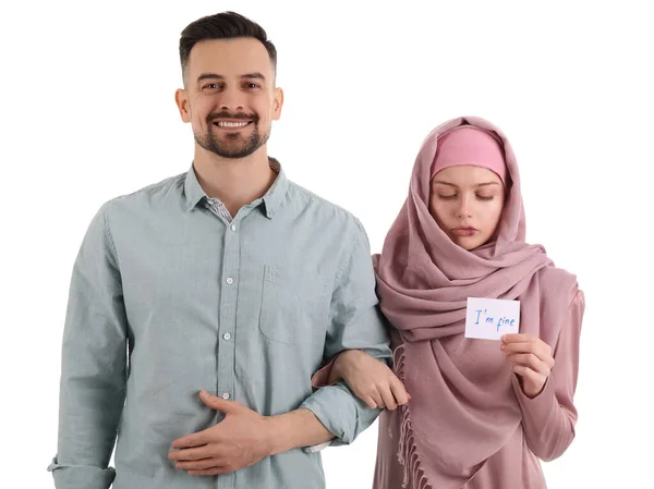私はMファインと白い背景に彼女の夫のテキストで紙を保持しているいじめイスラム教徒の女性 家庭内暴力の概念 — ストック写真