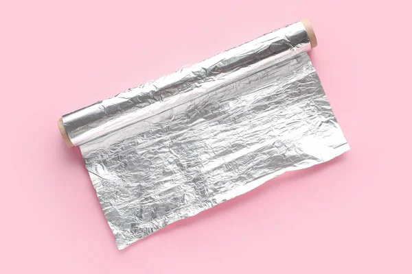 Rollo Papel Aluminio Sobre Fondo Rosa — Foto de Stock