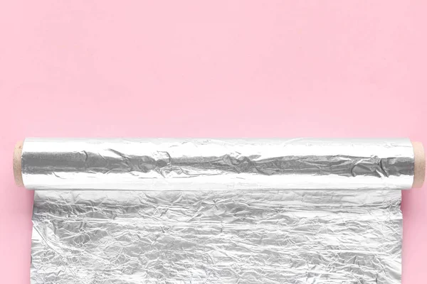분홍색 배경에 알루미늄 호일박지 클로즈업 — 스톡 사진