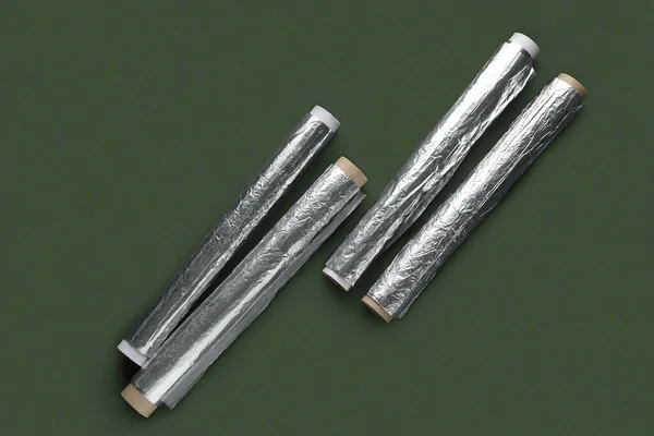 Alumíniumfólia Tekercsek Zöld Alapon — Stock Fotó