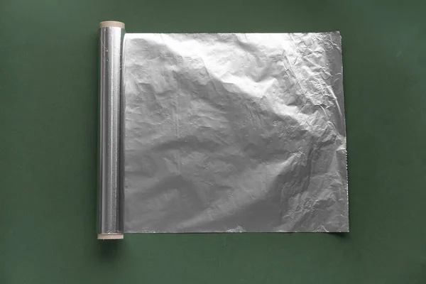 Rollo Papel Aluminio Sobre Fondo Verde — Foto de Stock