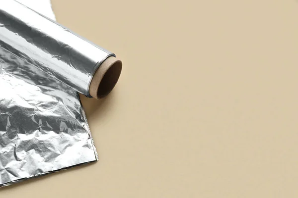 Алюминиевая Фольга Цветном Фоне — стоковое фото