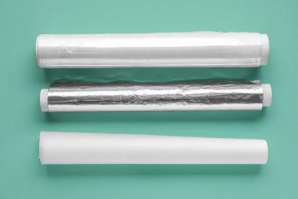 Rollos Papel Para Hornear Papel Aluminio Película Alimentos Sobre Fondo — Foto de Stock