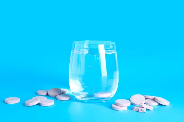 Glas Med Vatten Med Lösliga Tabletter Färg Bakgrund — Stockfoto
