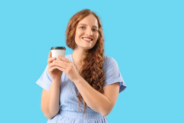 Mooie Roodharige Vrouw Met Kopje Koffie Blauwe Achtergrond — Stockfoto