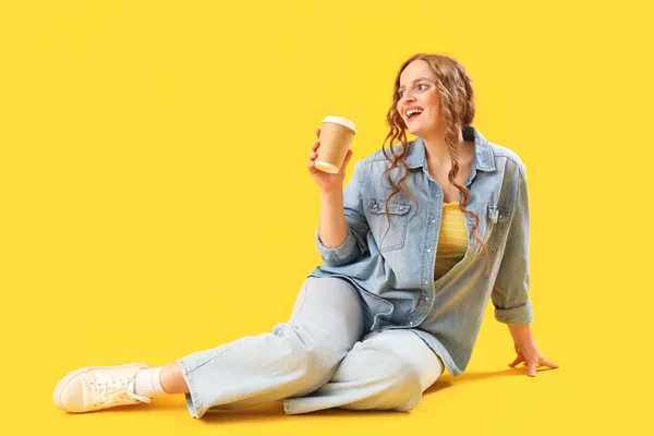 Schöne Rothaarige Frau Mit Einer Tasse Kaffee Sitzt Auf Gelbem — Stockfoto