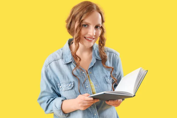 Krásná Zrzka Žena Knihou Žlutém Pozadí — Stock fotografie