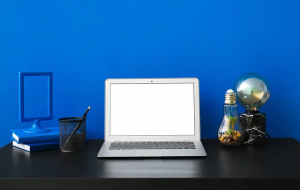 Arbeitsplatz Mit Laptop Schreibwaren Und Dekor Der Nähe Der Blauen — Stockfoto