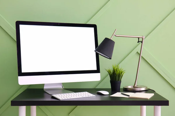 Workplace Computer Lamp Green Wall — Stock Photo, Image