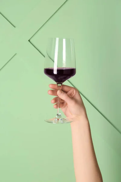 Γυναικείο Χέρι Κρατώντας Ποτήρι Κόκκινο Κρασί Πράσινο Φόντο — Φωτογραφία Αρχείου