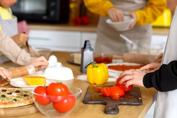 小男孩儿在厨房烹饪课上切西红柿 特写镜头 — 图库照片