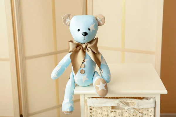 Іграшковий Ведмідь Полиці Складний Екран Біля Бежевої Стіни — стокове фото