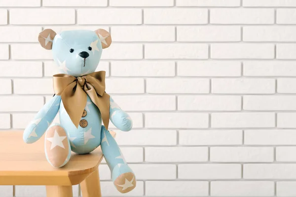 Іграшковий Ведмідь Столі Біля Білої Цегляної Стіни — стокове фото