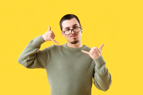 Αστείος Νεαρός Δείχνει Κάλεσέ Χειρονομία Κίτρινο Φόντο — Φωτογραφία Αρχείου