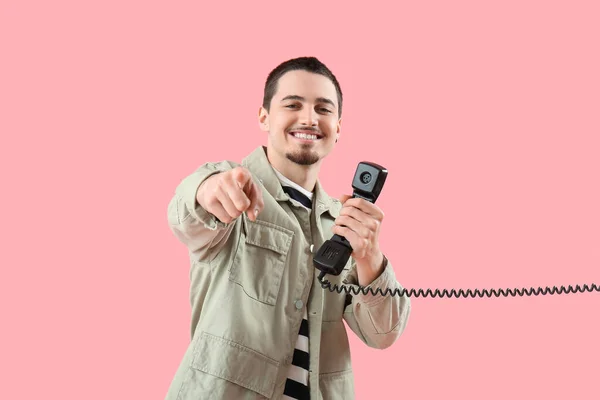 Δροσερό Νεαρός Άνδρας Δέκτη Τηλεφώνου Που Δείχνει Θεατή Ροζ Φόντο — Φωτογραφία Αρχείου