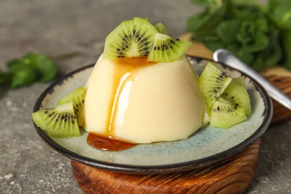 Plate Delicious Pudding Kiwi Slices Covered Caramel Syrup Grey Grunge — Stock Photo, Image