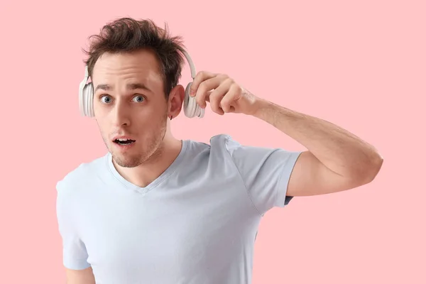 Shocked Young Man Headphones Pink Background — Stock Photo, Image