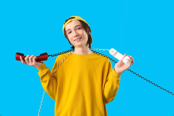 Cool Adolescent Garçon Avec Des Récepteurs Téléphone Sur Fond Bleu — Photo