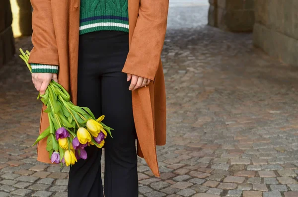 Junge Frau Mit Tulpen Auf Der Straße Nahaufnahme — Stockfoto
