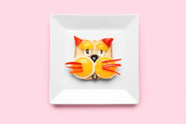 Teller Mit Lustigem Kinderfrühstück Katzenform Auf Rosa Hintergrund — Stockfoto