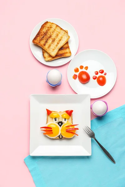 Тарелка Смешным Завтраком Форме Кошки Тосты Овощи Розовом Фоне — стоковое фото