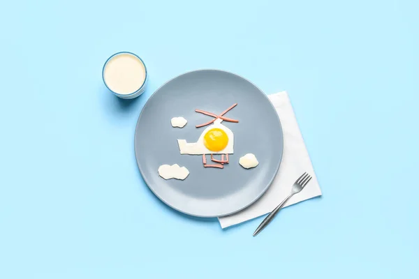 Тарелка Смешным Детским Завтраком Форме Вертолета Стакана Молока Синем Фоне — стоковое фото